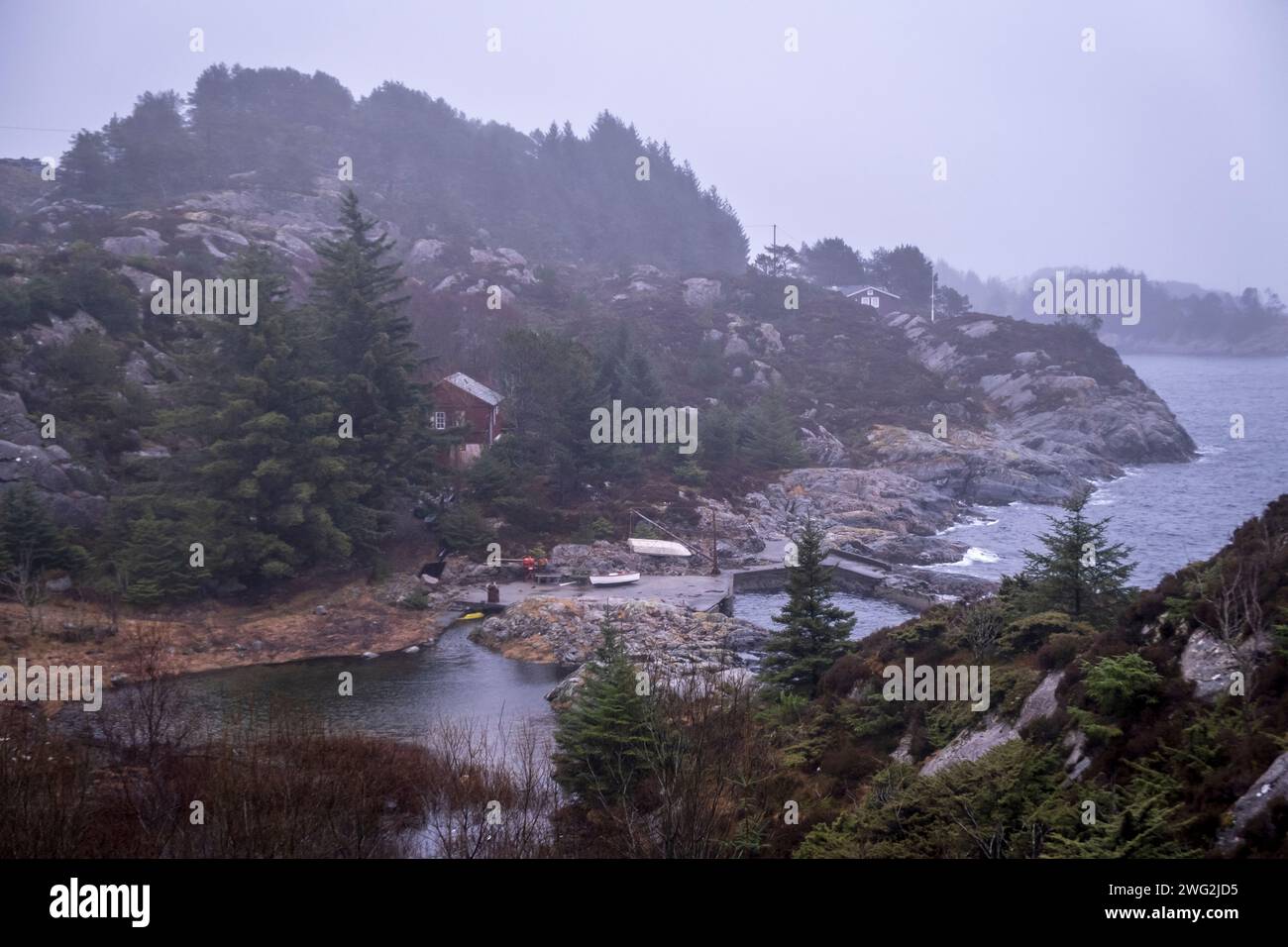 Herdla, Askøy, Norvège - cabane de pêche dans la crique au large de la mer du Nord, temps pluvieux de février Banque D'Images