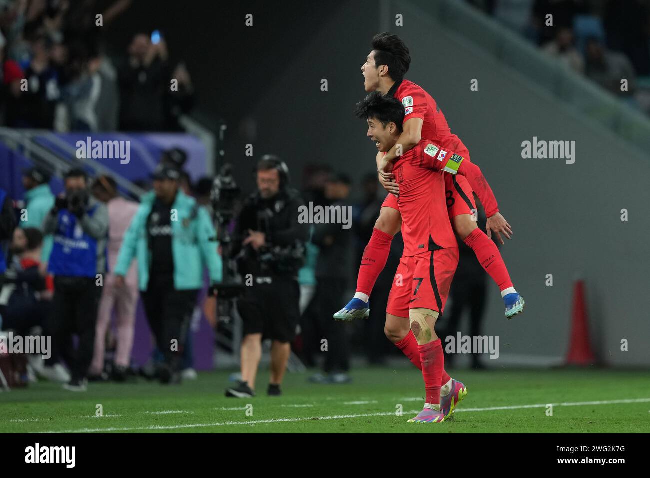 Al Wakrah, Qatar. 02 février 2024. Al-Wakrah, QATAR - février 2 - son Heung-min, Lee Kang-in de Corée du Sud célèbre avec Lee Kang-in après avoir marqué un but lors du match entre l'Australie et la Corée du Sud en quart de finale à la coupe d'Asie de l'AFC au stade Al Janoub à Al-Wakrah, Qatar, le 02 février 2024. Crédit : Sebo47/Alamy Live News Banque D'Images