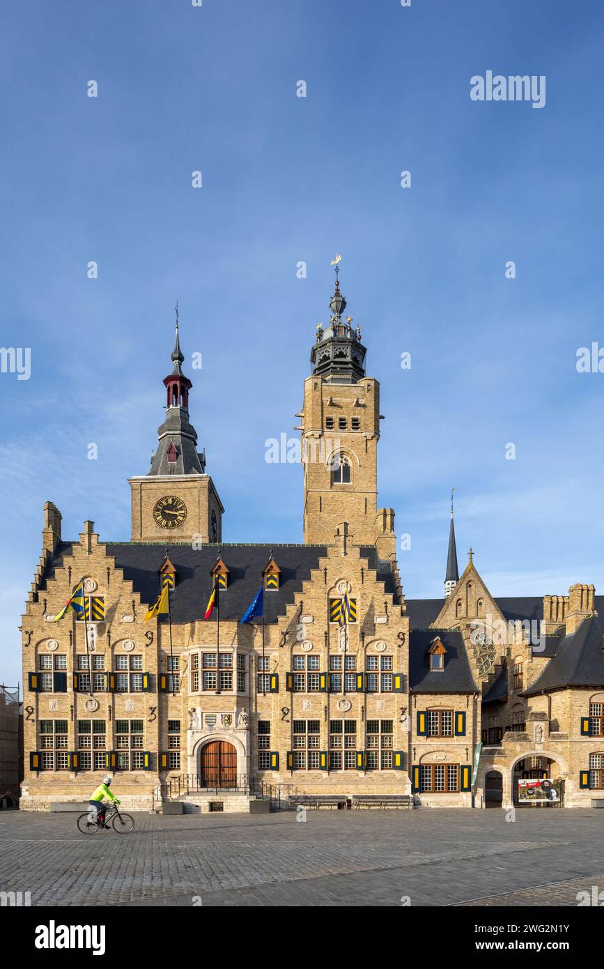 Place du marché montrant l'hôtel de ville avec belfy et la tour de l'église Saint-Nicolas, reconstruite après la première Guerre mondiale dans la ville Diksmuide / Dixmude, Flandre Occidentale, Belgique Banque D'Images