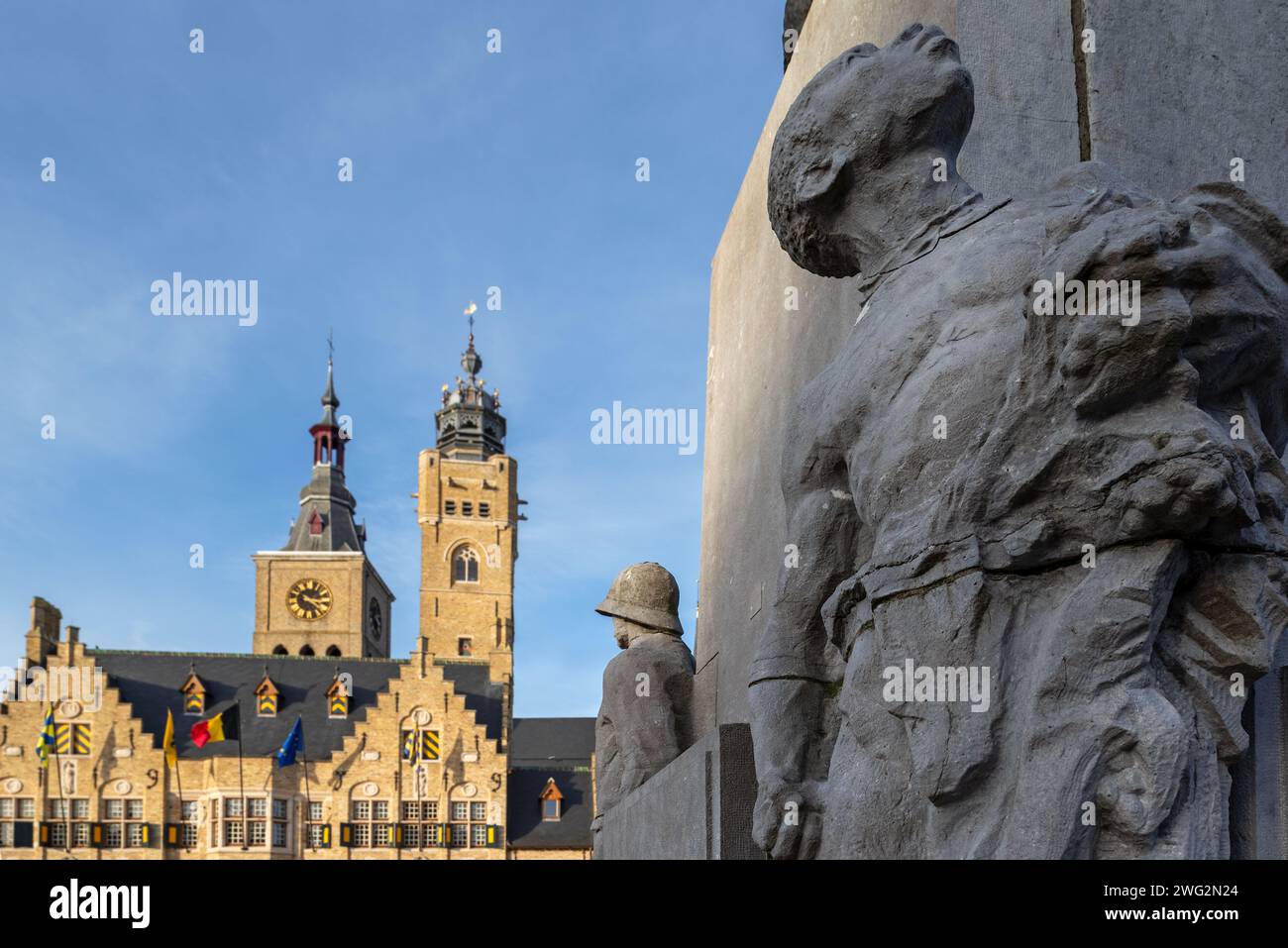 Détail de la statue Jacques de Dixmude montrant l'esclave africain sur la place du marché avec la mairie et belfy dans la ville de Diksmuide, Flandre Occidentale, Belgique Banque D'Images