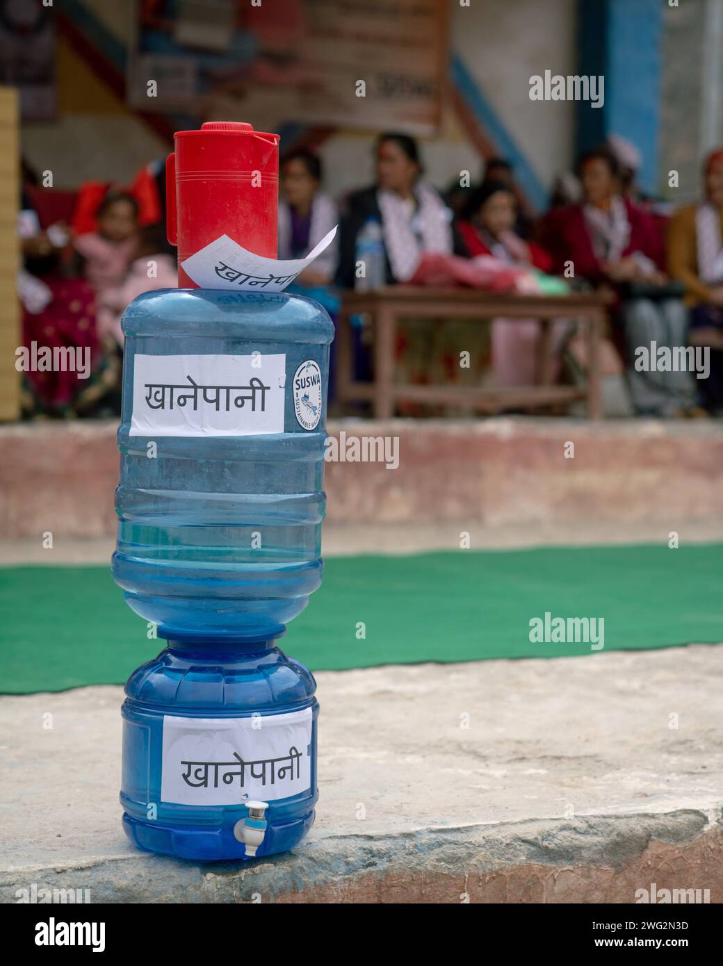 Un distributeur d'eau en plastique fournit de l'eau potable à un événement communautaire à Palata, dans le district de Dolpa, dans l'ouest du Népal, en 2023. Banque D'Images