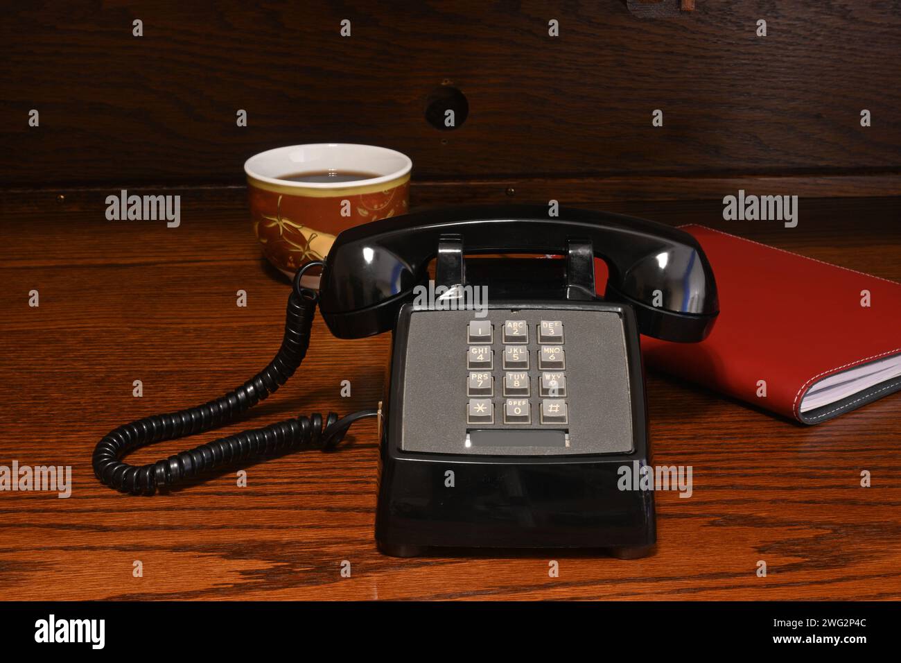 Vieux téléphone rétro à tonalité tactile, téléphone vintage, combiné ligne terrestre Banque D'Images