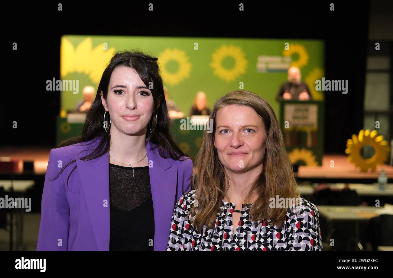 Neukieritzsch, Allemagne. 02 février 2024. Marie Müser (à gauche) et Christin Furtenbacher, présidente de Bündnis 90/ Die Grünen en Saxe, se tiennent ensemble à la convention d'État des Verts saxons. La conférence de deux jours du parti se concentrera sur le programme des prochaines élections de l'État. Crédit : Sebastian Willnow/dpa/Alamy Live News Banque D'Images