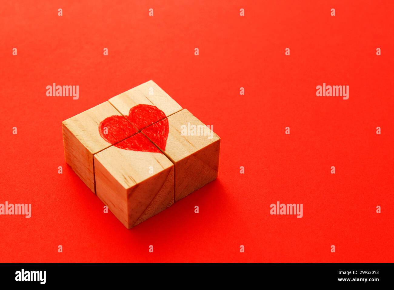 Puzzle cube en bois formant un coeur en son centre Banque D'Images