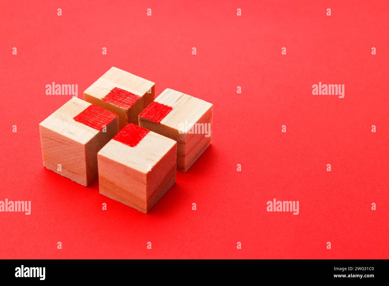 Puzzle cube en bois formant un carré en son centre Banque D'Images