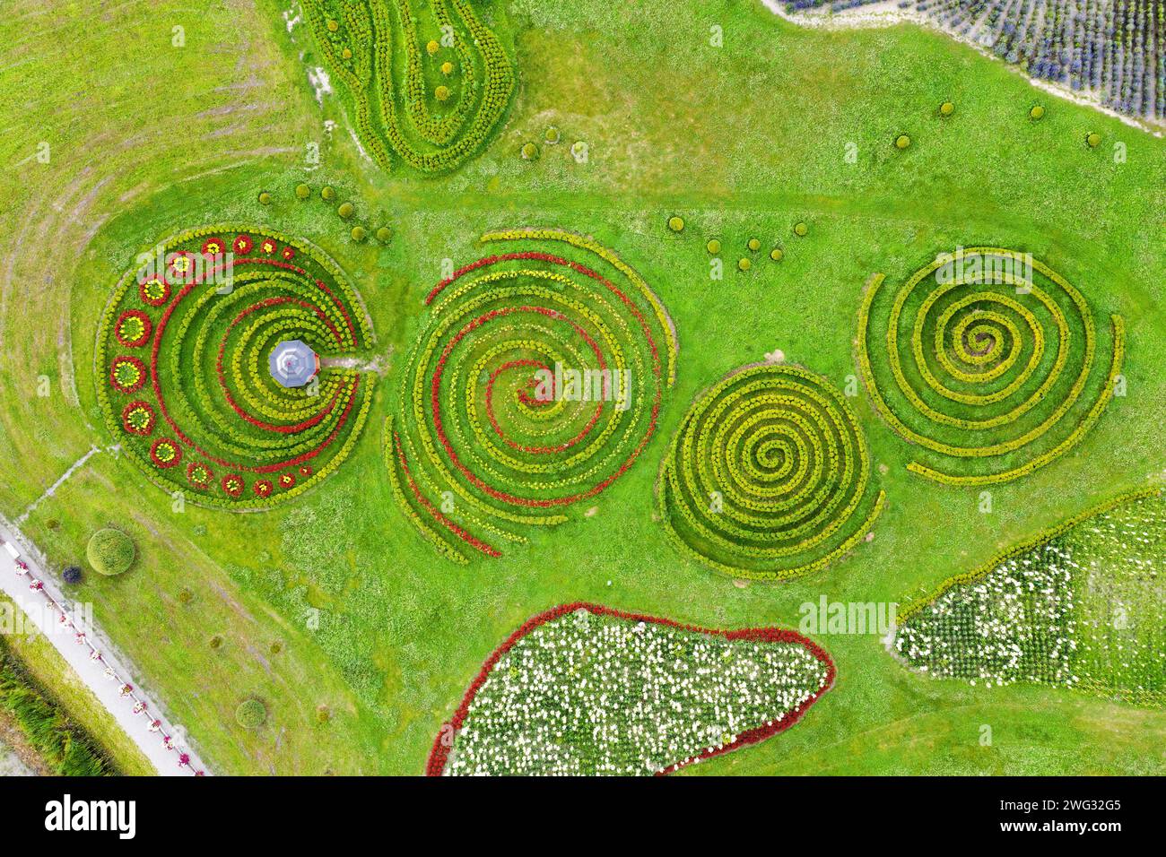 Jardin avec des buissons en forme de spirale et un gazebo. Vue aérienne de dessus, Banque D'Images