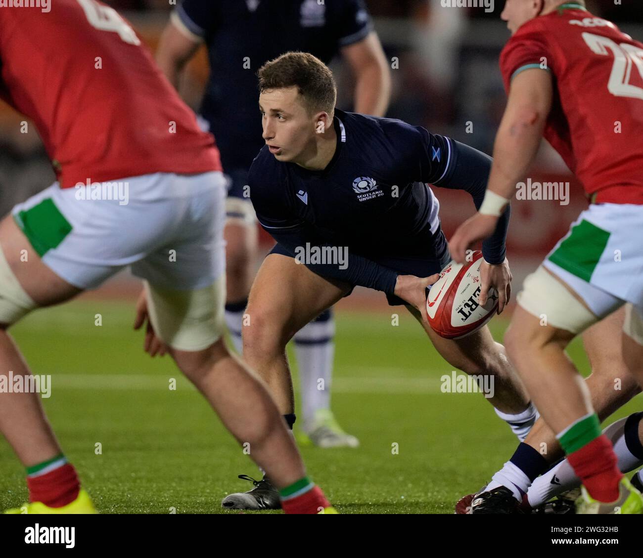 Murdoch Lock of Scotland U20 s'apprête à passer lors du Guinness U20 six Nations Match pays de Galles U20 vs Scotland U20 2024 au Stadiwm CSM, Colwyn Bay, Royaume-Uni, le 2 février 2024 (photo de Steve Flynn/News Images) Banque D'Images