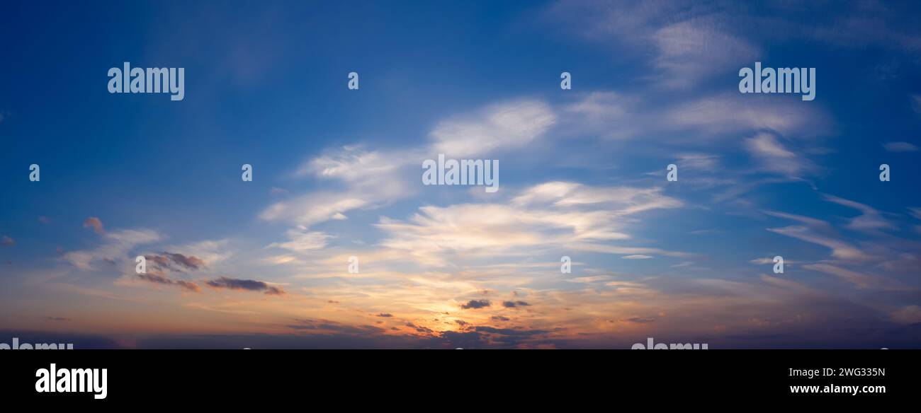 Beau ciel de coucher de soleil avec des nuages. Panorama du ciel dramatique pendant l'heure dorée. Banque D'Images