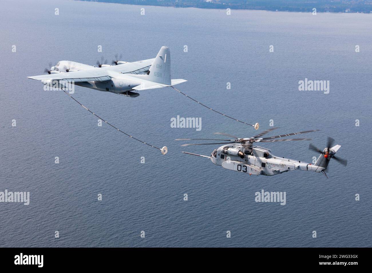 Le CH-53k King Stallion se branche avec succès dans une drogue en forme d'entonnoir remorquée derrière un KC-130J lors de tests de réveil de ravitaillement aérien au-dessus de la baie de Chesapeake. Photo de Dane Wiedmann. (Photo militaire américaine par l'état-major/publiée) Banque D'Images