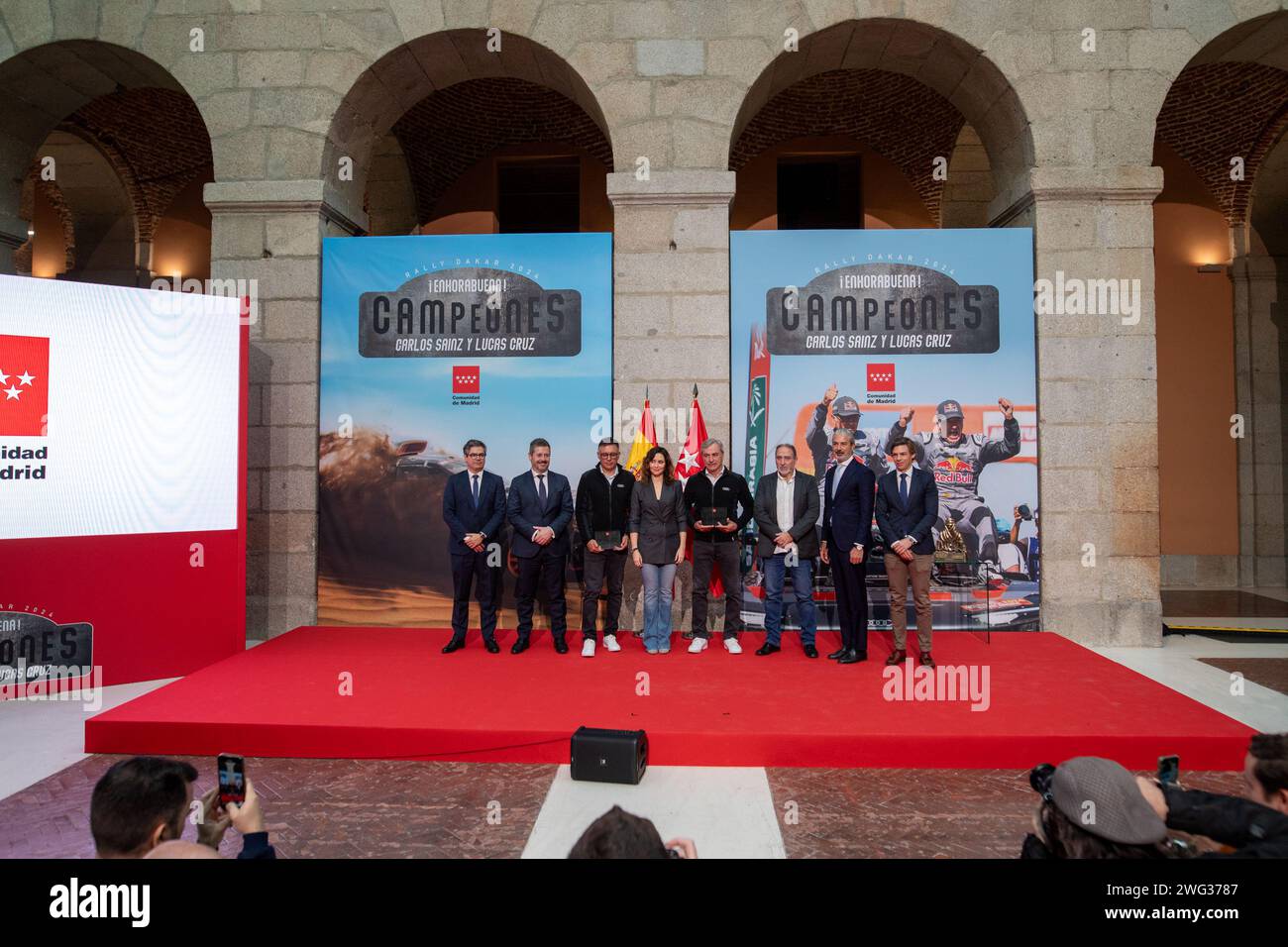 Photographie générale d’Isabel Díaz Ayuso, présidente de la Communauté de Madrid avec son équipe et les pilotes honorés, le pilote madrilène Carlos Sainz et son copilote Lucas Cruz, vainqueurs du Dakar 2024 hommage de la Communauté de Madrid aux pilotes Carlos Sainz et Lucas Cruz, vainqueurs du Dakar 2024. Le pilote madrilène Carlos Sainz et son copilote Lucas Cruz, vainqueurs du Rallye Dakar 2024, ont été honorés à la Real Casa de Correos, siège du gouvernement régional. L’événement était dirigé par la présidente de la Communauté de Madrid, Isabel Díaz Ayuso. (Photo de David Canales / Banque D'Images