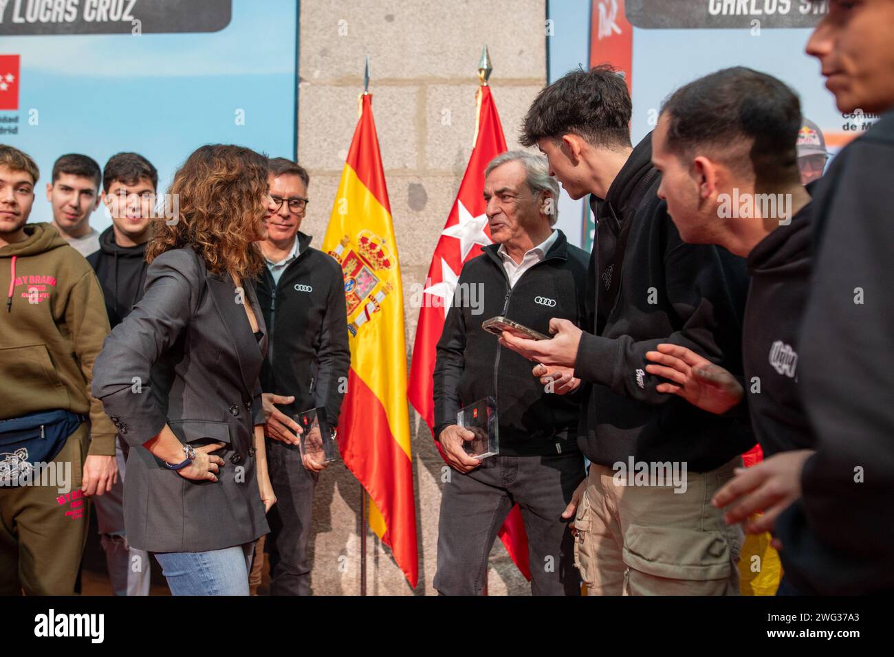 Isabel Díaz Ayuso, présidente de la Communauté de Madrid, s’entretient avec un groupe de jeunes et le pilote espagnol Carlos Sainz à l’issue de la cérémonie d’hommage hommage de la Communauté de Madrid aux pilotes Carlos Sainz et Lucas Cruz, vainqueurs du Dakar 2024. Le pilote madrilène Carlos Sainz et son copilote Lucas Cruz, vainqueurs du Rallye Dakar 2024, ont été honorés à la Real Casa de Correos, siège du gouvernement régional. L’événement était dirigé par la présidente de la Communauté de Madrid, Isabel Díaz Ayuso. (Photo de David Canales/SOPA Images/Sipa USA) Banque D'Images