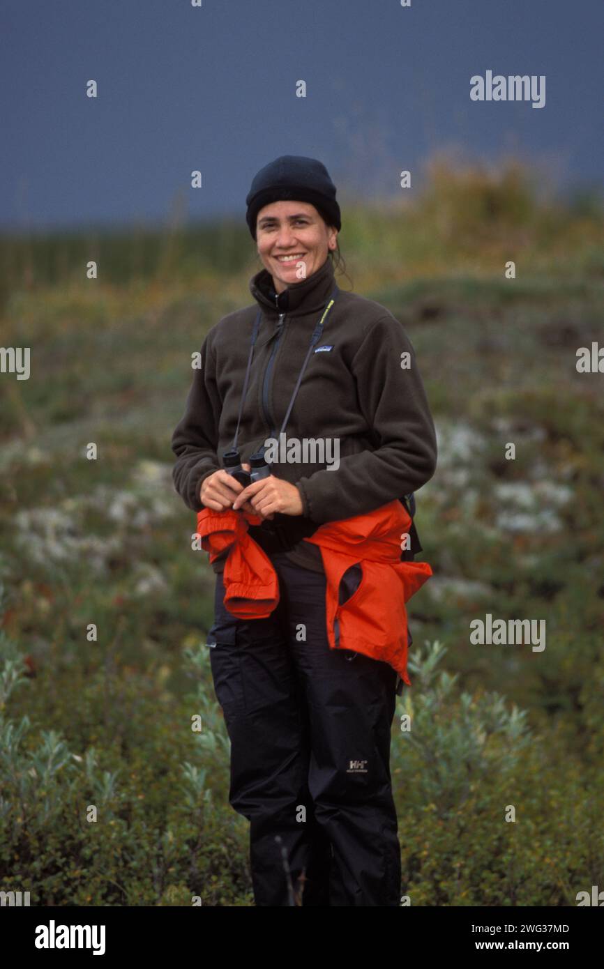 Sunny Coulson, randonneur indien des Premières Nations, à la recherche d'orignaux dans le parc national Denali, à l'intérieur de l'Alaska Banque D'Images
