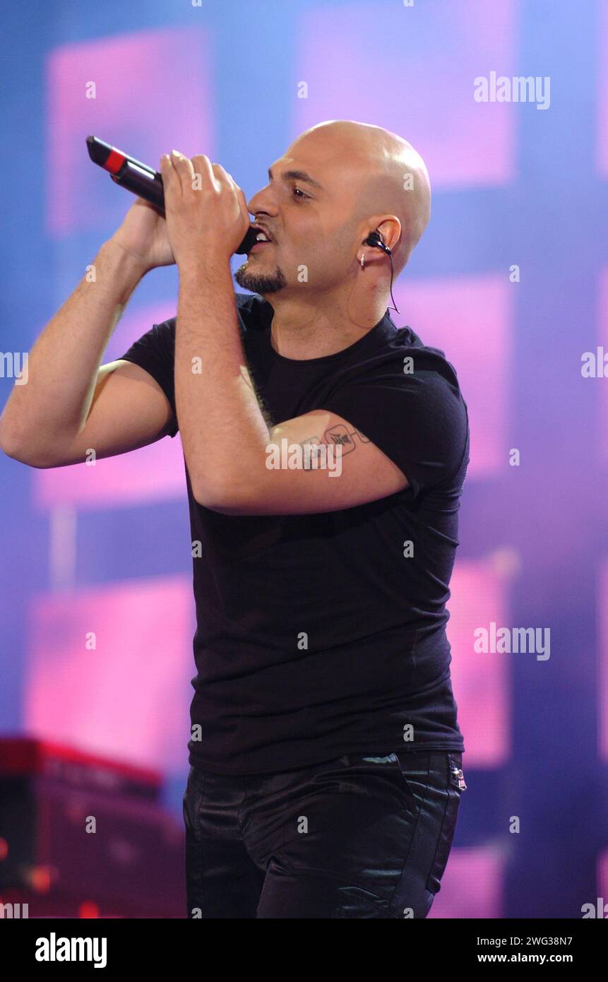 Milan Italie 2004-05-29 : concert Eiffel 65, le chanteur Jeffrey Jey (Gianfranco Randone) dans le cadre de l’émission de télévision “Festivalbar 2004” Banque D'Images