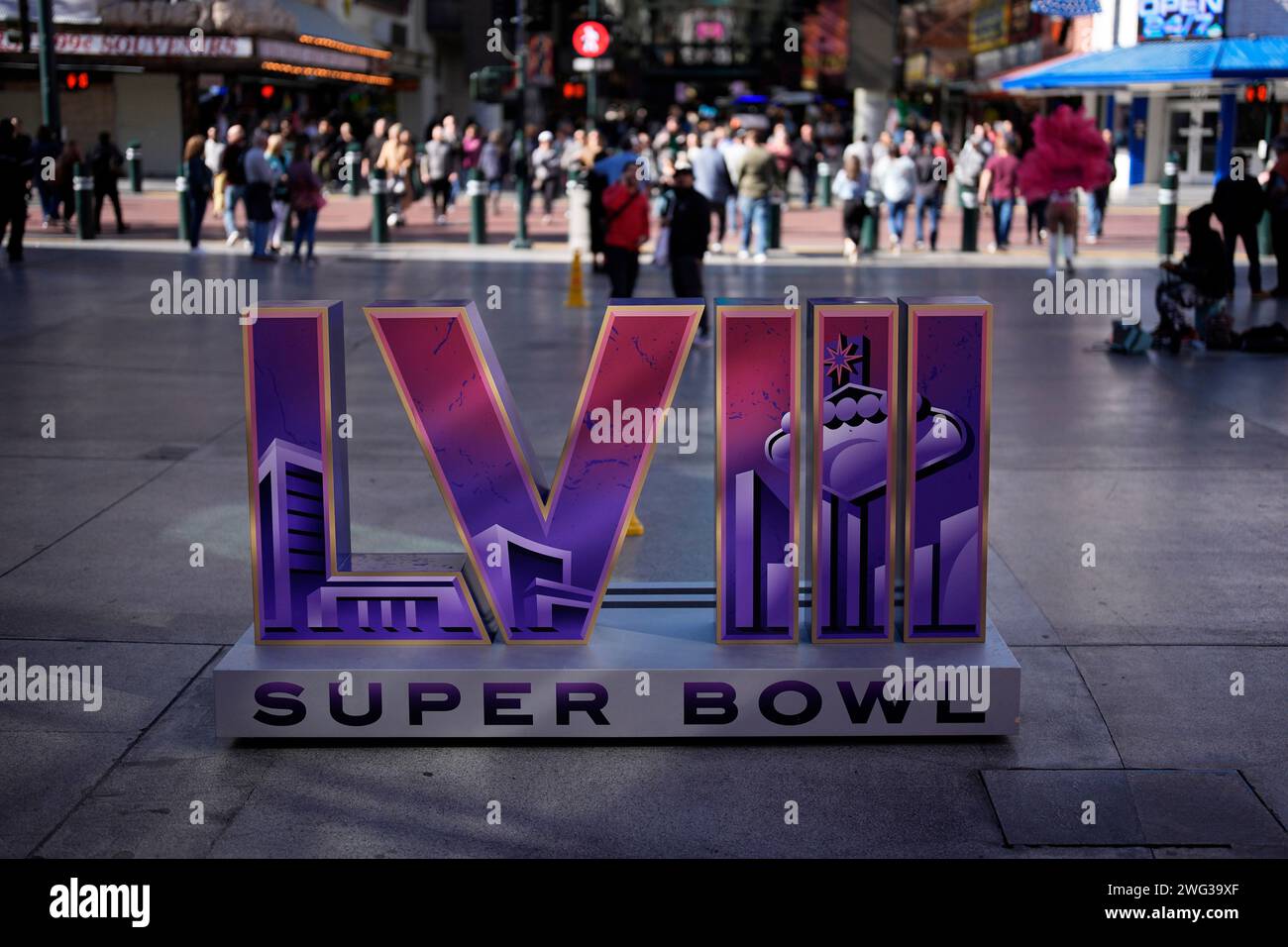 A sign for the Super Bowl adorns Fremont Street ahead of the Super Bowl 58 NFL football game, Friday, Feb. 2, 2024, in Las Vegas. (AP Photo/John Locher) Banque D'Images