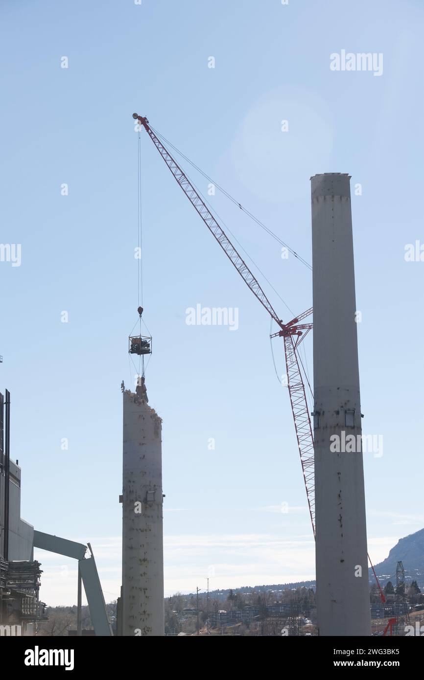 Cheminées de fumée dans une centrale électrique à charbon à Colorado Springs, Colorado en cours de démolition. L'installation a été fermée pour éliminer un dioxyde de carbone. Banque D'Images