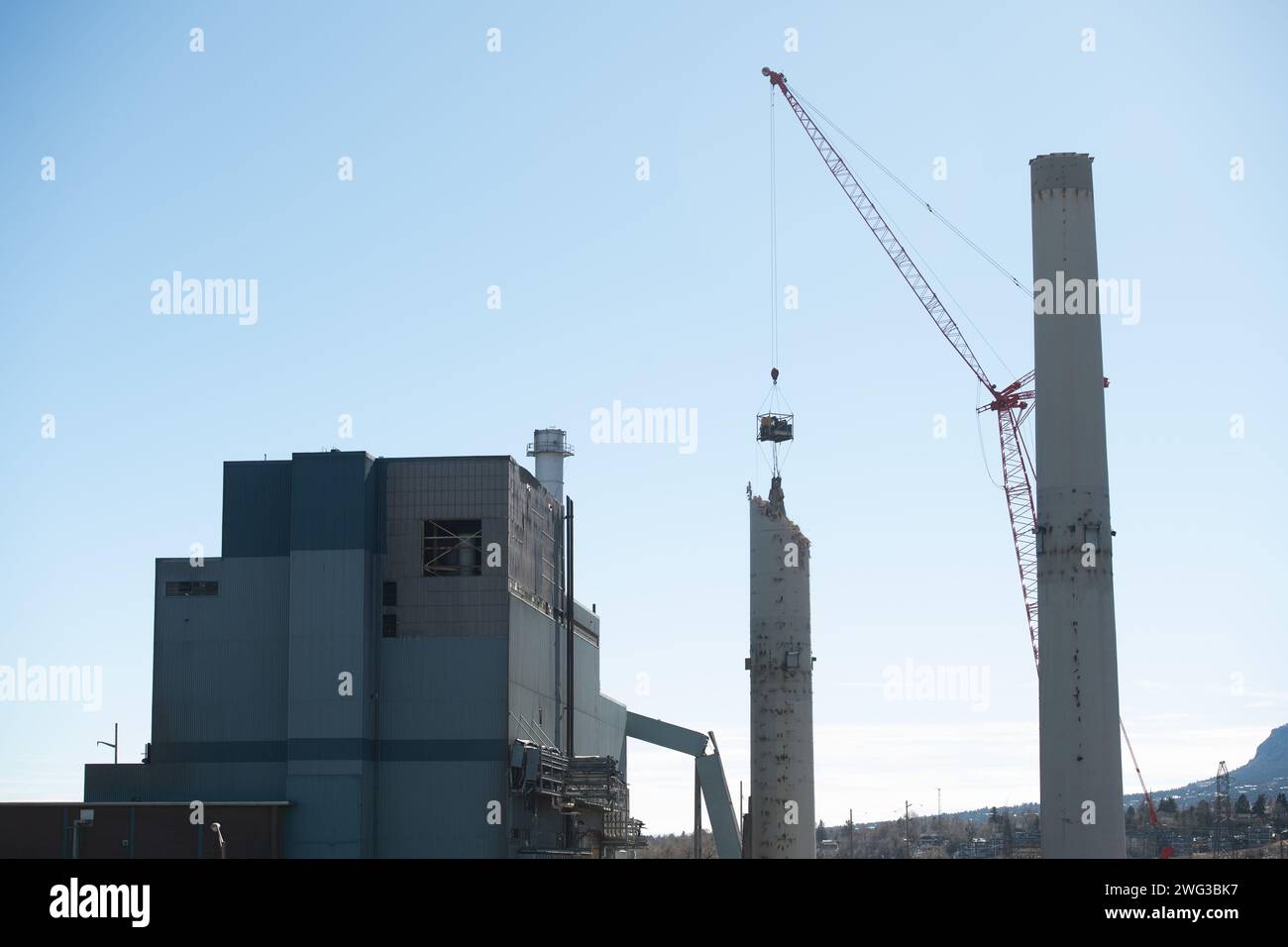 Cheminées de fumée dans une centrale électrique à charbon à Colorado Springs, Colorado en cours de démolition. L'installation a été fermée pour éliminer un dioxyde de carbone. Banque D'Images