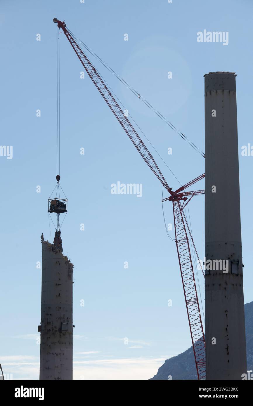 Cheminées de fumée dans une centrale électrique à charbon à Colorado Springs, Colorado en cours de démolition. L'installation a été fermée pour éliminer un dioxyde de carbone. Banque D'Images