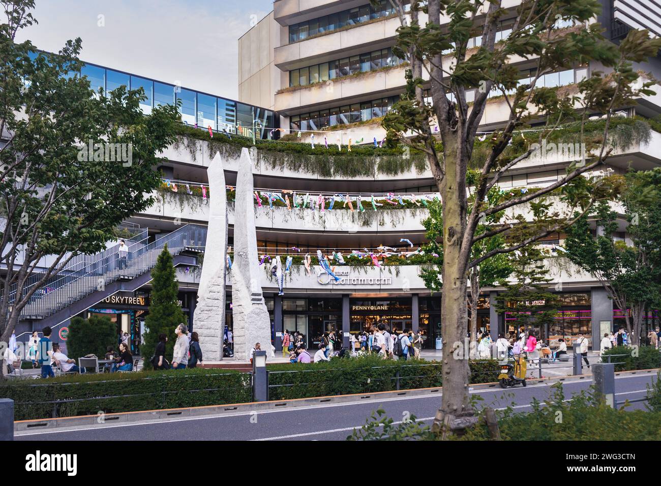 Tokyo, Japon. 2023 : Tokyo Solamachi, le complexe commercial situé sous Tokyo Skytree, est rempli de banderoles de carpe. Banque D'Images