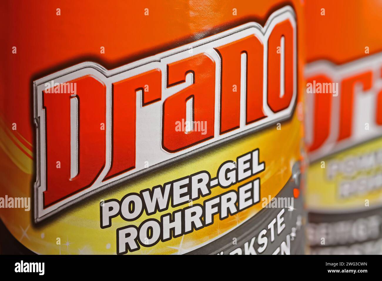 Viersen, Allemagne - 9 janvier. 2024 : gros plan de la bouteille drano Power gel nettoyant pour drain chimique Banque D'Images