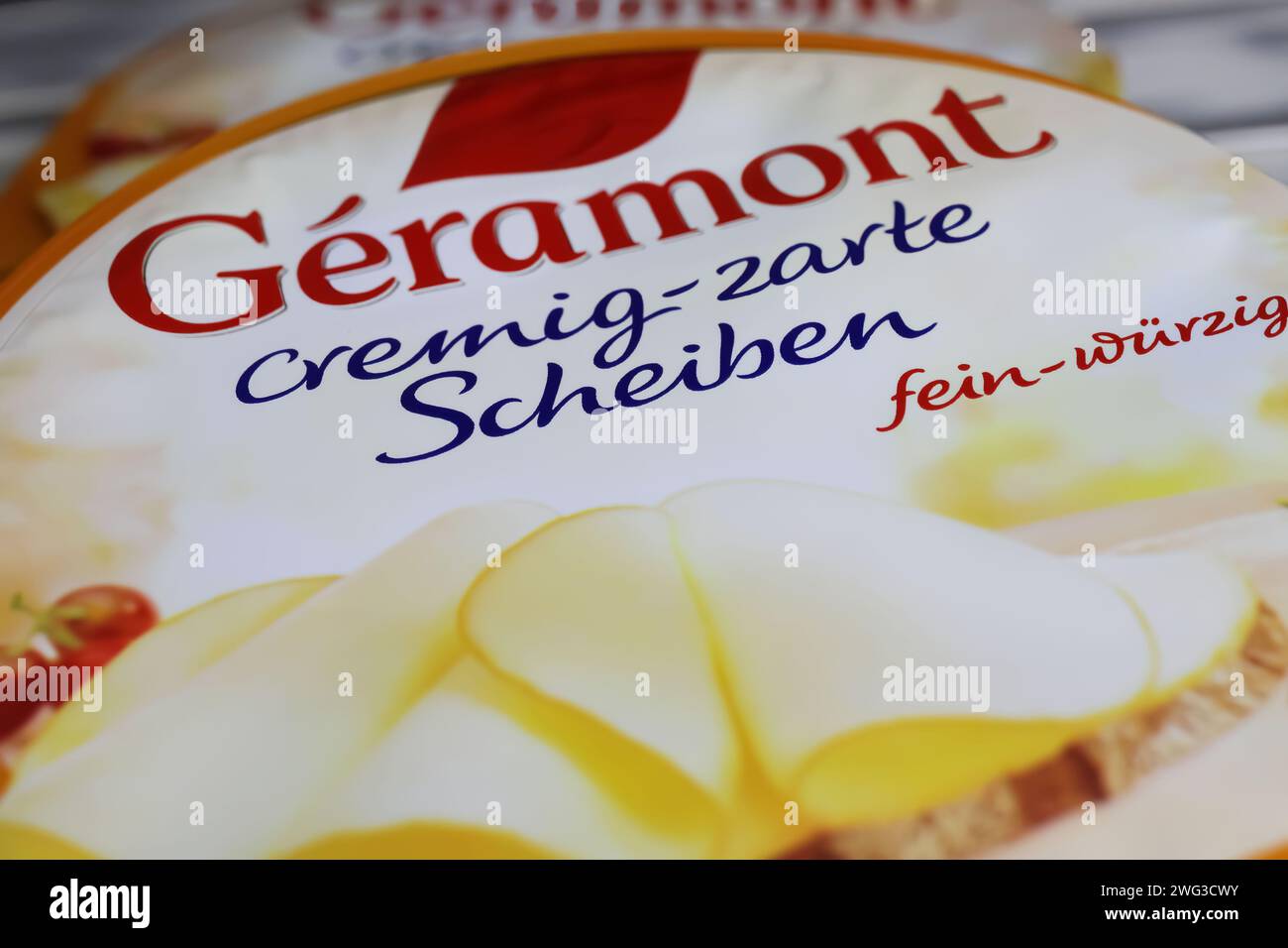 Viersen, Allemagne - 9 janvier. 2024 : gros plan du paquet de tranches de fromage Geramont français Banque D'Images