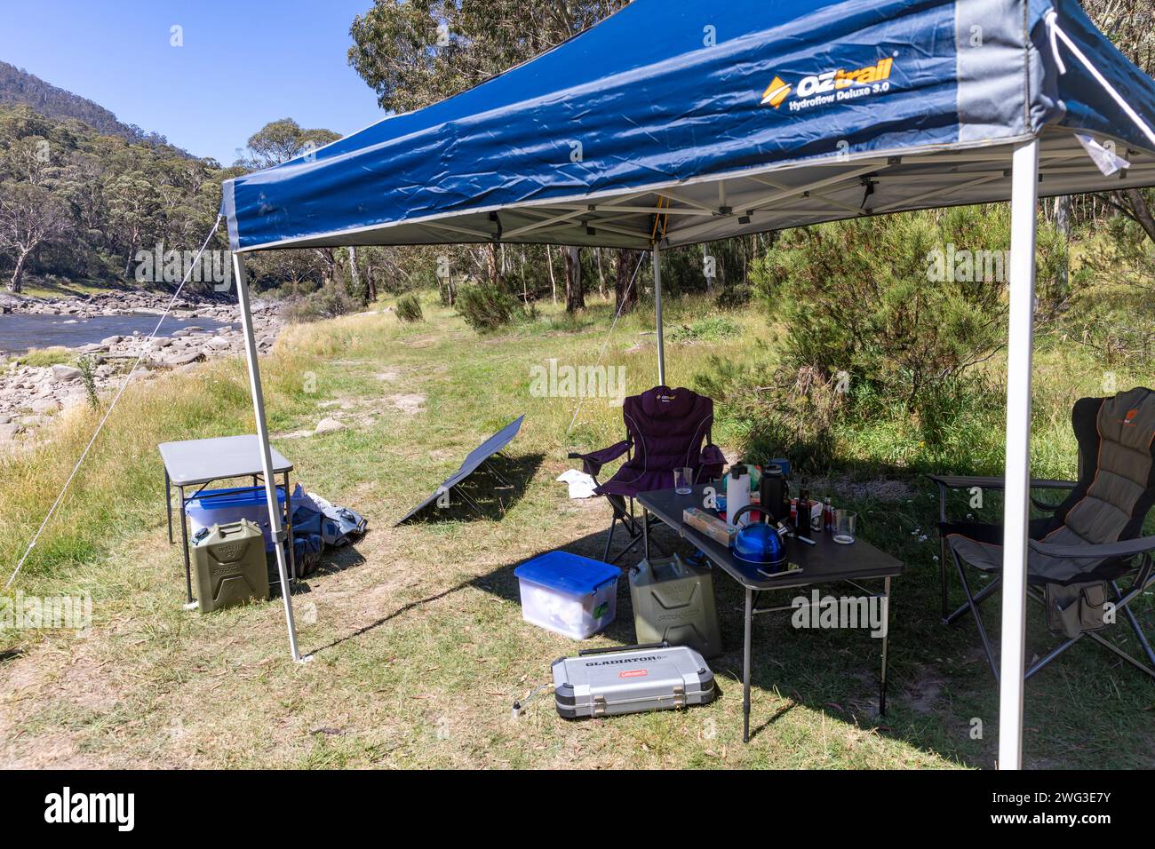 Rivière Snowy dans le parc national de Kosciusko, Australie, camping au bord de la rivière avec autorisation de propriété gazebo de marque oztrail avec cuisine et chaises, 2024 Banque D'Images