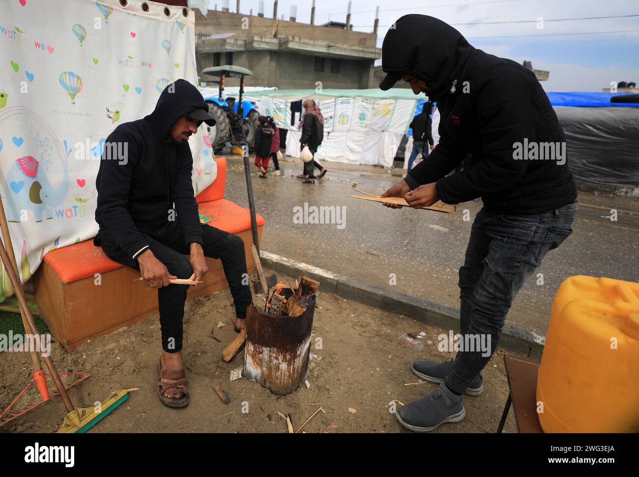 Gaza. 2 février 2024. Les gens font du feu pour se réchauffer dans la ville de Rafah, dans le sud de la bande de Gaza, le 2 février 2024. Un haut fonctionnaire de l’Office de secours et de travaux des Nations Unies pour les réfugiés de Palestine (UNRWA) a annoncé jeudi que la situation humanitaire des plus de 2 millions de personnes à Gaza risquait de s’aggraver après que 16 pays aient cessé de soutenir financièrement l’agence. Crédit : Yasser Qudih/Xinhua/Alamy Live News Banque D'Images