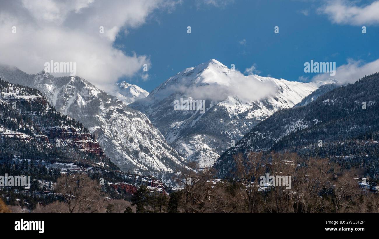 Abrams Mountain dans le San Juans au-dessus d'Ouray, Colorado sur la US 550, vu d'environ 10 miles en aval du canyon. Banque D'Images