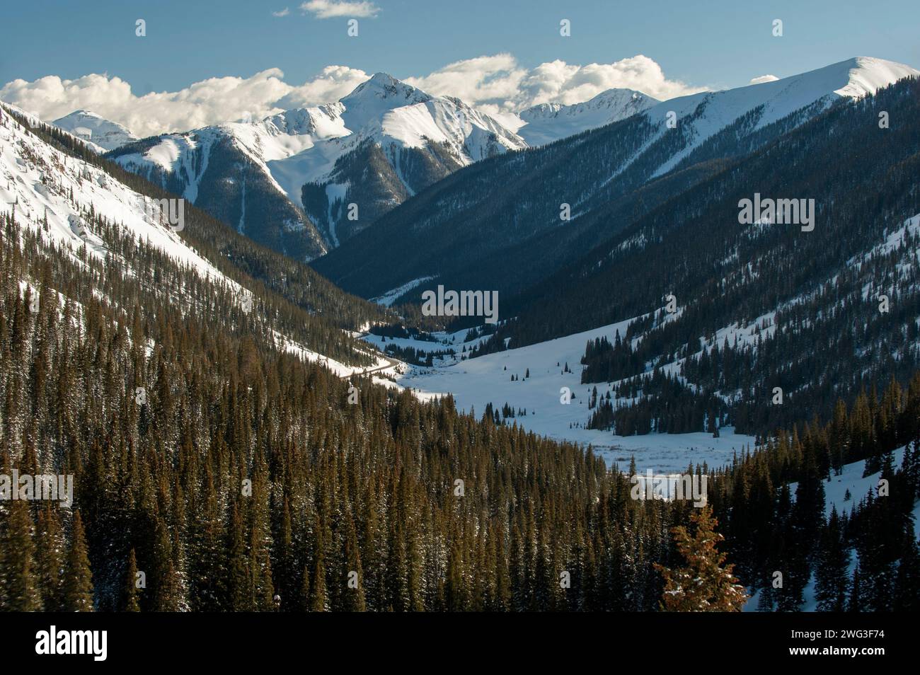 Les montagnes San Juan du Colorado vues depuis Red Mountain Pass sur l'US Highway 550. Le sommet en haut au centre est Bear Mountain ; Silverton est autour de son épaule Banque D'Images