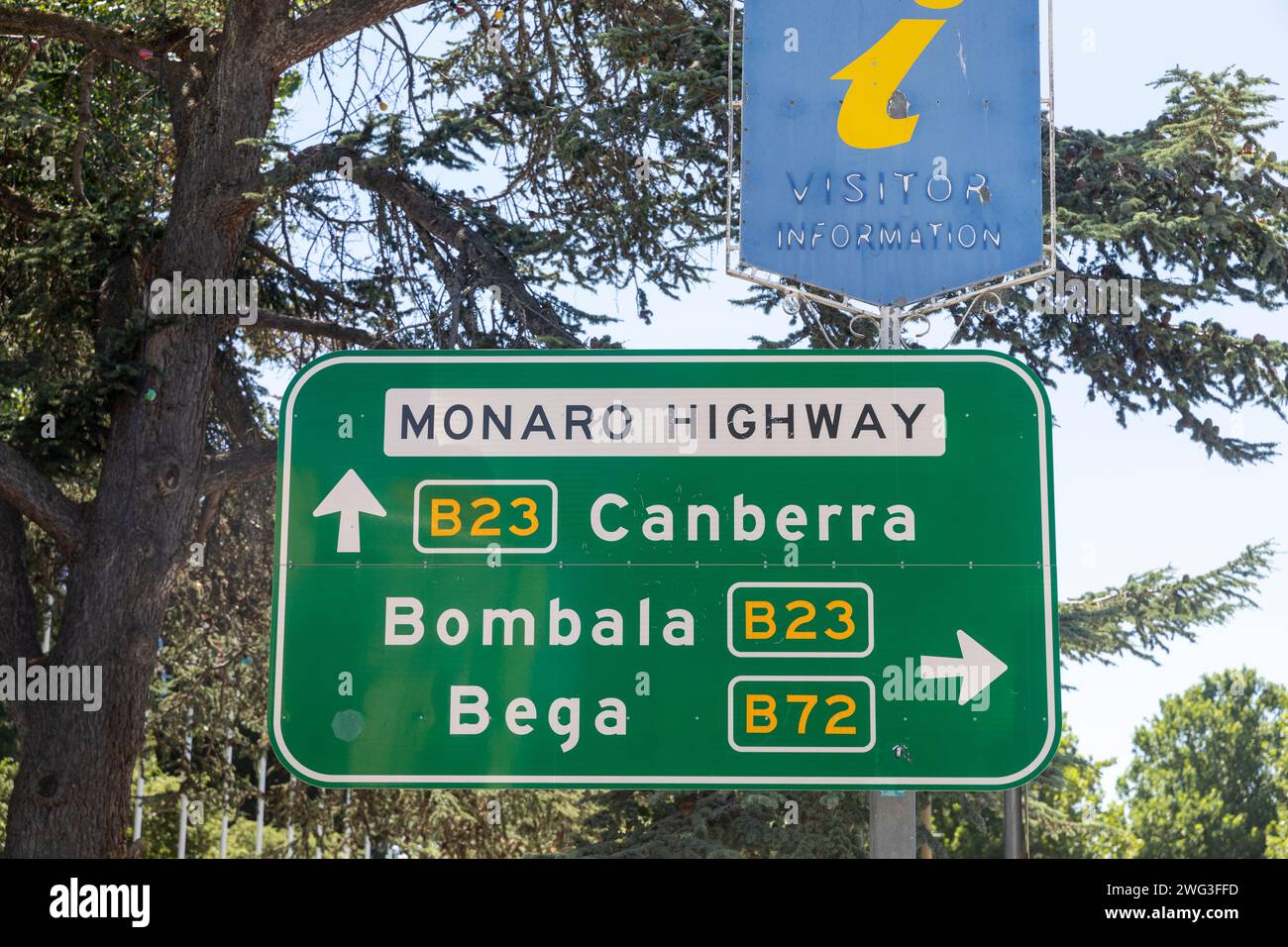 Route de l'autoroute Monaro à Cooma New South Wales avec directions routières vers les villes environnantes, Canberra, Bombala et Bega, NSW, Australie Banque D'Images