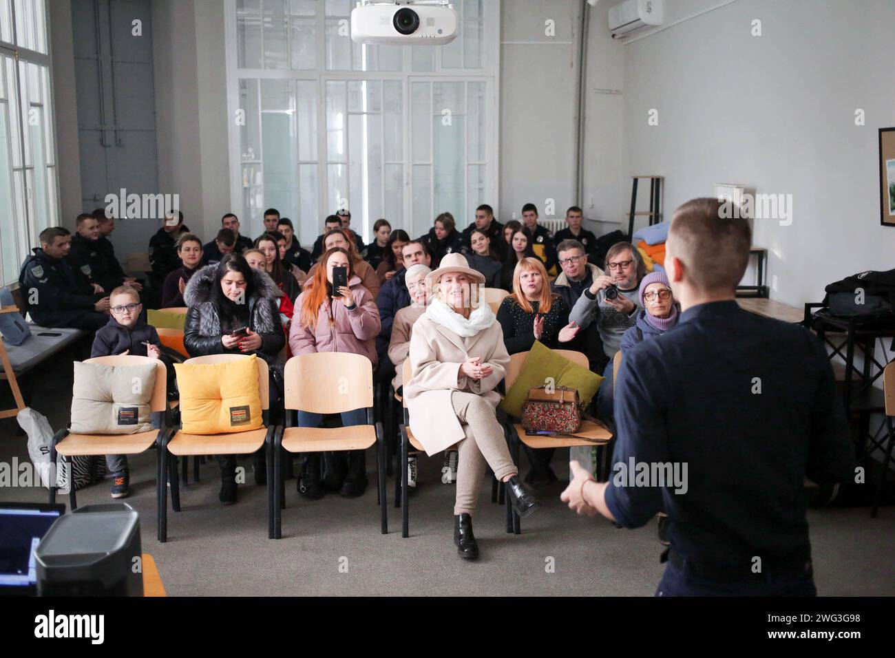 Odessa, Ukraine. 2 février 2024. Denis Shevchenko se produit lors d'une soirée commémorative d'Andriy Kuzmenko devant le public. Une soirée à la mémoire d'Andriy Kuzmenko a eu lieu à la Bibliothèque universelle régionale d'Odessa nommée d'après M.S. Grushevsky. Andriy Viktorovych ''Kuzma'' Kuzmenko était un chanteur, poète, écrivain, présentateur de télévision, producteur et acteur ukrainien, héros de l'Ukraine (2020). Il est surtout connu comme le chanteur principal du groupe de rock ukrainien Skryabin, fondé en 1989. Il est mort dans un accident de la circulation le 2 février 2015 à Lozuvatka, dans l'oblast de Dnipropetrovsk, âgé de 46 ans. (Image de crédit : © Viach Banque D'Images