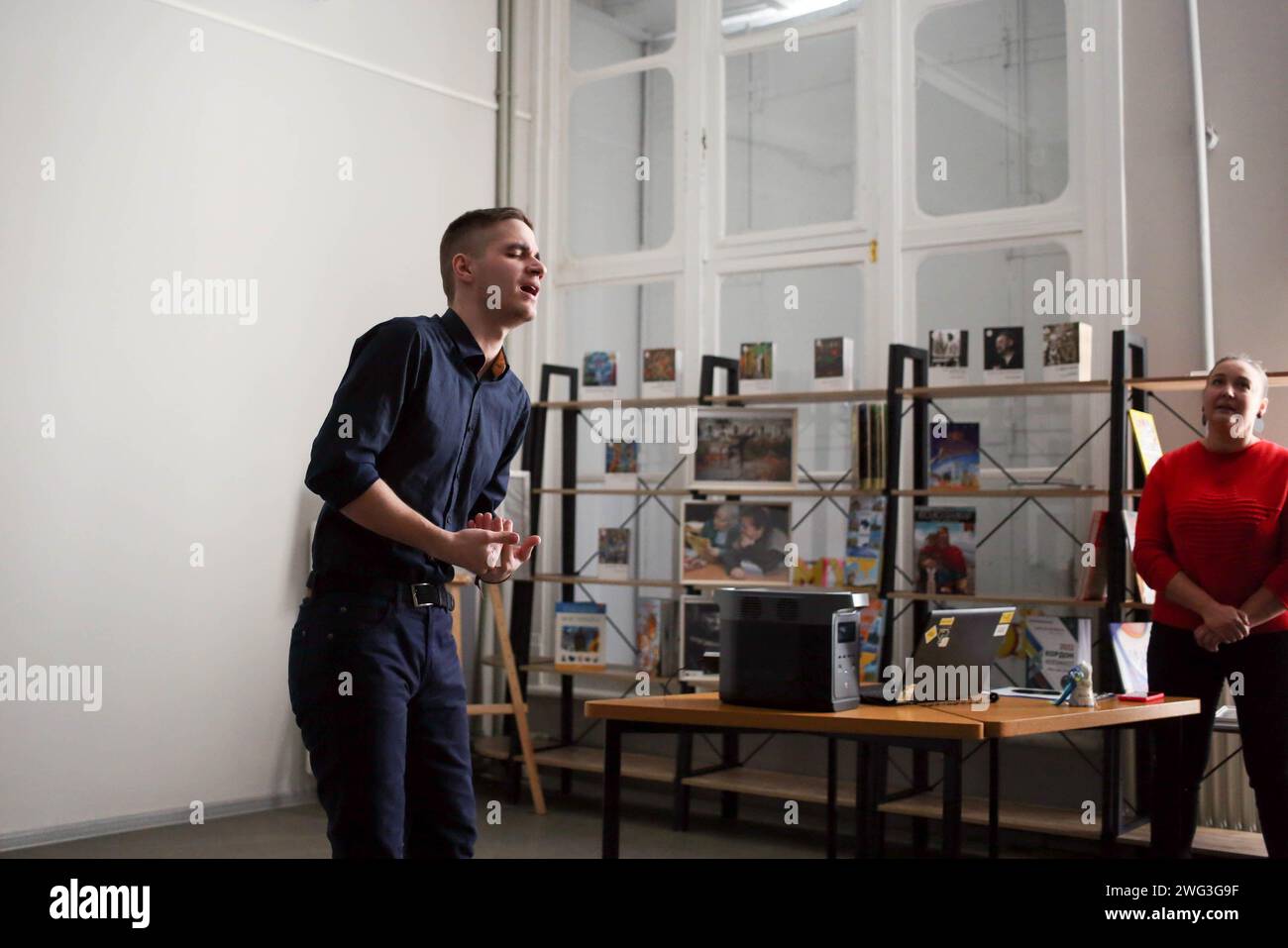 Odessa, Ukraine. 2 février 2024. Le chanteur Denis Shevchenko, se produit lors d'une soirée commémorative d'Andriy Kuzmenko devant le public. Une soirée à la mémoire d'Andriy Kuzmenko a eu lieu à la Bibliothèque universelle régionale d'Odessa nommée d'après M.S. Grushevsky. Andriy Viktorovych ''Kuzma'' Kuzmenko était un chanteur, poète, écrivain, présentateur de télévision, producteur et acteur ukrainien, héros de l'Ukraine (2020). Il est surtout connu comme le chanteur principal du groupe de rock ukrainien Skryabin, fondé en 1989. Il est mort dans un accident de la circulation le 2 février 2015 à Lozuvatka, dans l'oblast de Dnipropetrovsk, âgé de 46 ans. (Image de crédit : Banque D'Images