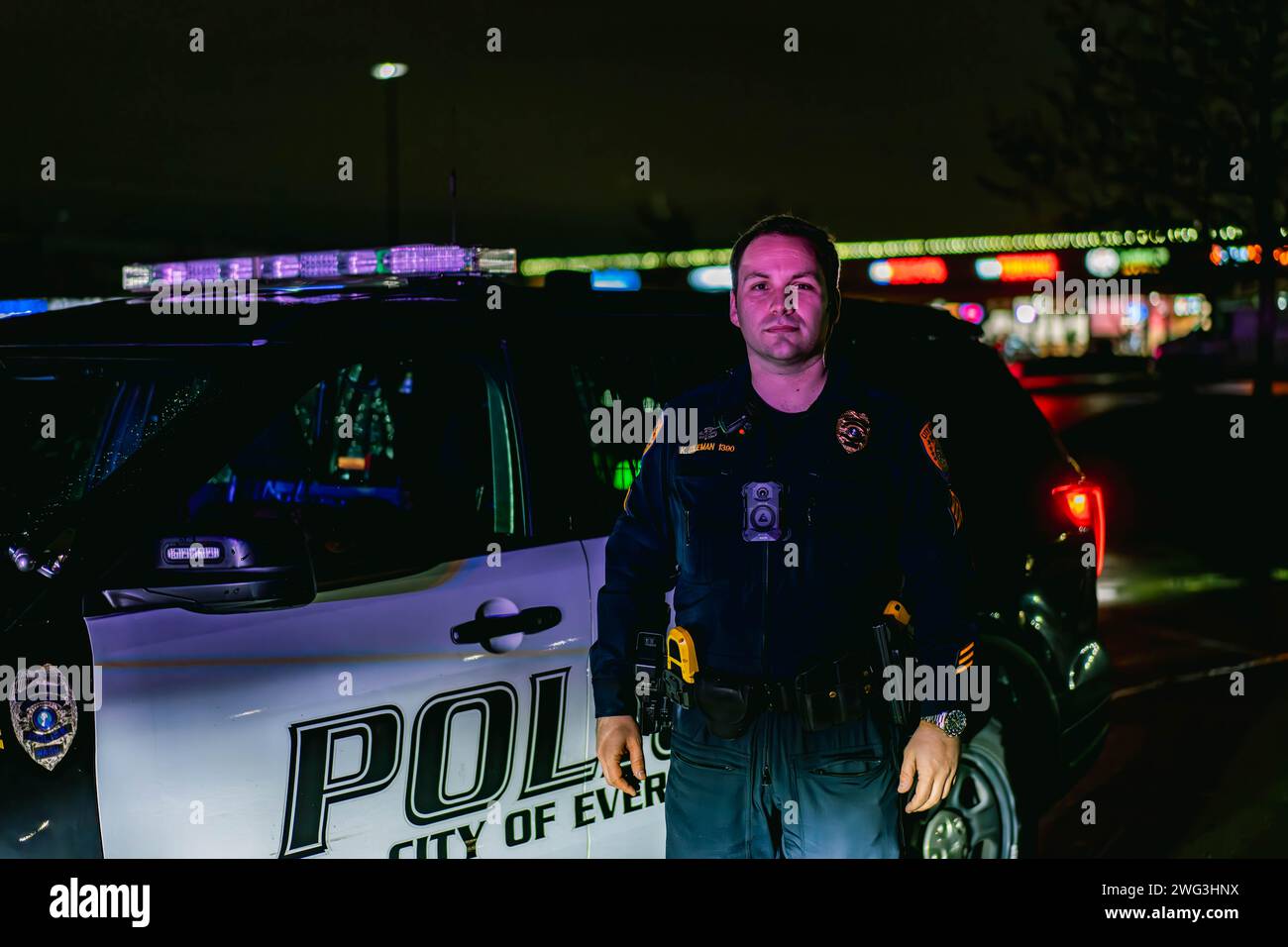 Everett, États-Unis. 31 janvier 2024. L'agent d'information publique de la police (PIO) parle avec les journalistes et fournit des informations sur l'impasse en cours. Un homme a été appréhendé mercredi soir à la suite d’une intense confrontation de 11 heures avec le département de police d’Everett (EPD). L'incident s'est déroulé vers 12:32 heures après que les autorités eurent reçu un rapport de décharge illicite d'arme à feu d'une résidence située dans le bloc 11100 de Paine Field Way. (Photo de Chin Hei Leung/SOPA Images/Sipa USA) crédit : SIPA USA/Alamy Live News Banque D'Images