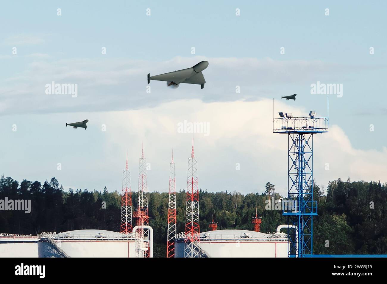 Un groupe de drones militaires survolent des réservoirs de raffinerie de pétrole, attaque aérienne. Banque D'Images