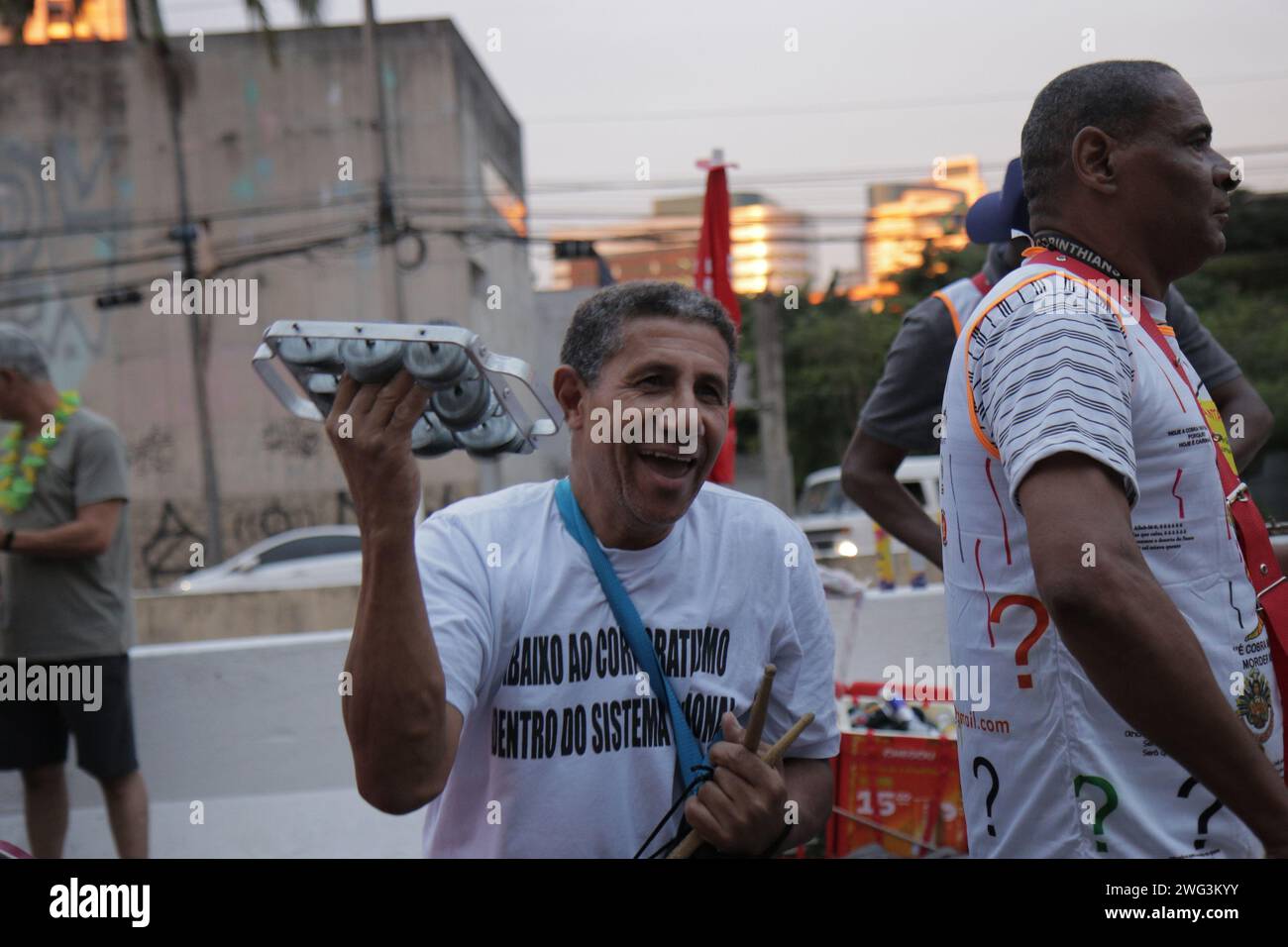 Sao Paulo, Sao Paulo, Brésil. 2 février 2024. Sao Paulo (SP), 02/02/2024 - BLOCO/CARNAVAL/BANTANTA/SP - Banda Bantanta Folia abre o Carnaval Oficial da Abasp - Associacao das Bandas Carnavalescas de Sao Paulo, no bairro do Butanta na noite desta sexta-feira 2 de fevereiro de 2024. A Banda Bantanta, fundada em 1979, por funcionarios da Universidade de Sao Paulo e frequentadores dos bares da Av. Waldemar Ferreira (entrada da USP), como festa Popular de rua, caracteriza-se como uma verdadeira invencao cultural, por sua irreverencia, espontaneidade e participacao de todos os folioes. E o povo na Banque D'Images