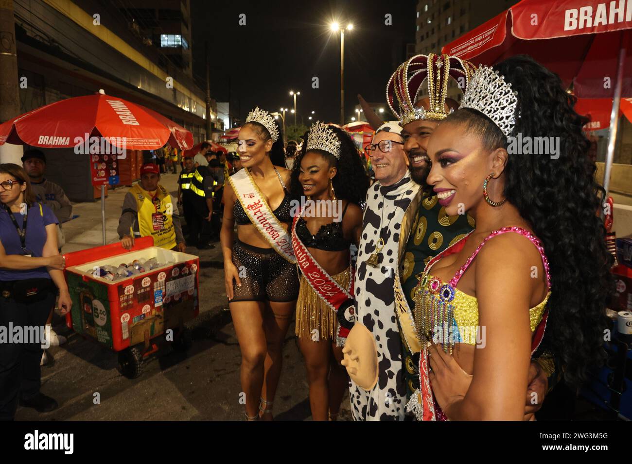 Sao Paulo, Sao Paulo, Brésil. 2 février 2024. Sao Paulo (SP), 02/02/2024 - BLOCO/CARNAVAL/BANTANTA/SP - Banda Bantanta Folia abre o Carnaval Oficial da Abasp - Associacao das Bandas Carnavalescas de Sao Paulo, no bairro do Butanta na noite desta sexta-feira 2 de fevereiro de 2024. A Banda Bantanta, fundada em 1979, por funcionarios da Universidade de Sao Paulo e frequentadores dos bares da Av. Waldemar Ferreira (entrada da USP), como festa Popular de rua, caracteriza-se como uma verdadeira invencao cultural, por sua irreverencia, espontaneidade e participacao de todos os folioes. E o povo na Banque D'Images