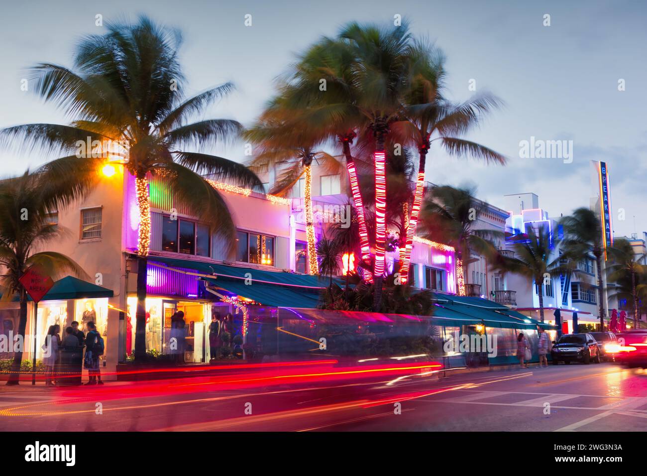 Ocean Drive la nuit dans le quartier de South Beach à Miami Beach, Floride, États-Unis Banque D'Images