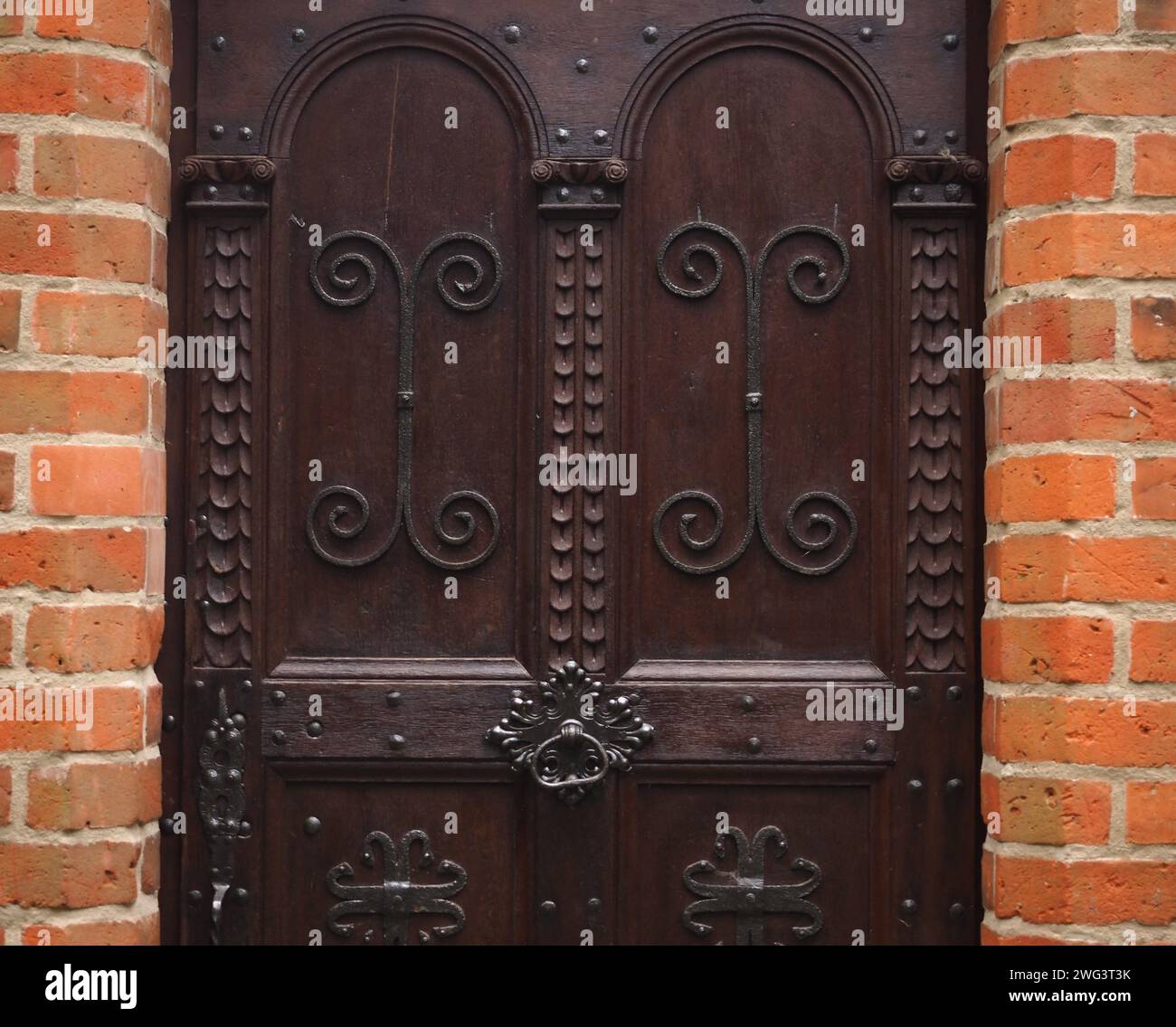 Les détails d'une vieille porte d'église - Pologne occidentale Banque D'Images