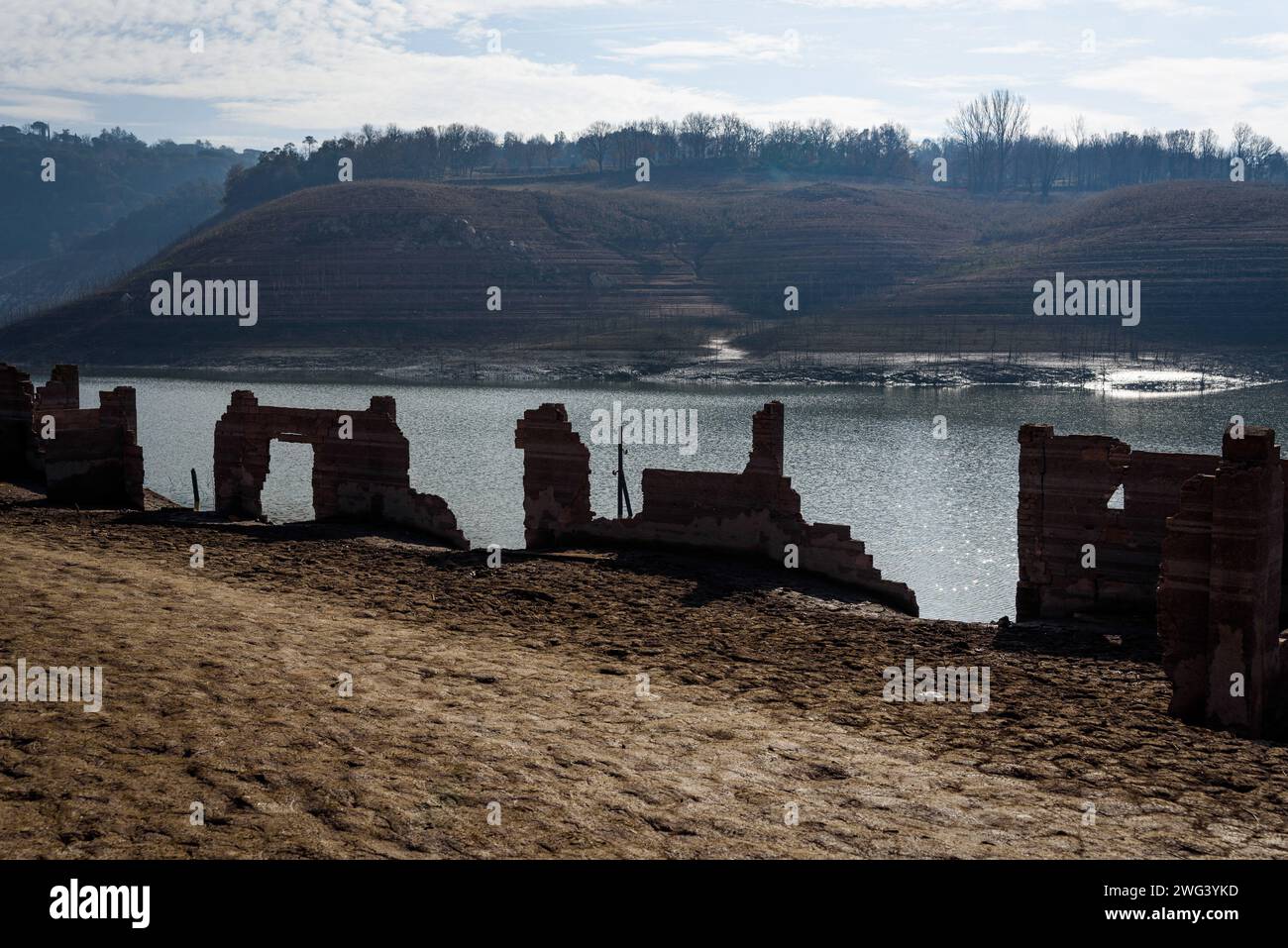 Les ruines de l'ancien village de Sant Roma de Sau, qui sont normalement submergées par l'eau, sont visibles au réservoir d'eau de Sau. Les autorités catalanes ont déclaré l'état d'urgence jeudi 01 février après que le niveau des réservoirs d'eau de la région a chuté en dessous de 16 % de la capacité totale. Des mesures seront imposées pour restreindre l'utilisation de l'eau, tant dans les infrastructures publiques que dans les entreprises privées, affectant la vie de plus de 6 millions de personnes. Le changement climatique serait l'une des principales causes de la sécheresse dans diverses régions d'Espagne et dans la région méditerranéenne. Banque D'Images