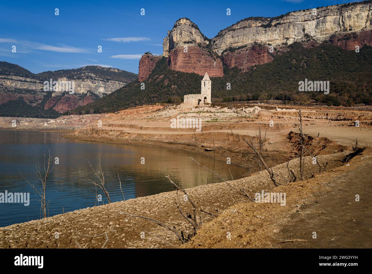 Le clocher de l'ancien village de Sant Roma de Sau, qui est normalement submergé par l'eau, est vu au réservoir d'eau de Sau. Les autorités catalanes ont déclaré l'état d'urgence jeudi 01 février après que le niveau des réservoirs d'eau de la région a chuté en dessous de 16 % de la capacité totale. Des mesures seront imposées pour restreindre l'utilisation de l'eau, tant dans les infrastructures publiques que dans les entreprises privées, affectant la vie de plus de 6 millions de personnes. Le changement climatique serait l'une des principales causes de la sécheresse dans diverses régions d'Espagne et dans la région méditerranéenne. (Photo de Davide Bonaldo / Banque D'Images