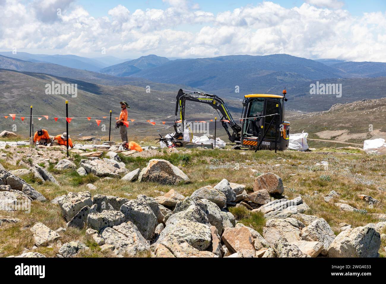 Mont Kosciusko Snowy Mountains région, les ouvriers complètent le chemin de pierre trottoir juste en dessous du sommet de la plus haute montagne d'Australie, NSW, Australie Banque D'Images