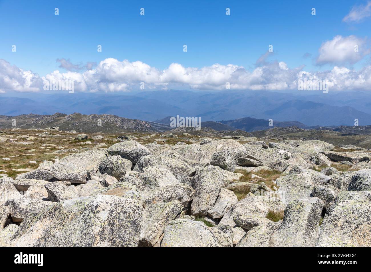 Paysage de montagnes enneigées dans le parc national de Kosciusko en Nouvelle-Galles du Sud, Australie, jour d'été, 2024 Banque D'Images