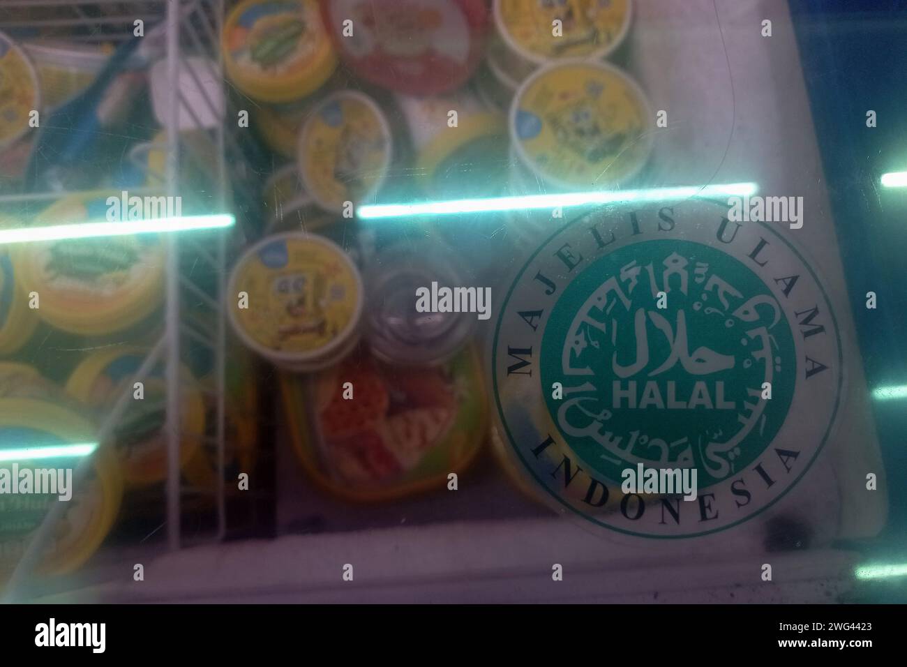 Sleman, Yogyakarta, Indonésie. 3 février 2024. Le label halal du Conseil indonésien des oulémas (MUI), qui indique qu'un produit est halal selon la loi islamique, est vu dans l'un des supermarchés. Le Ministère de la religion de la République d'Indonésie lance un appel aux entrepreneurs du secteur alimentaire et des boissons, tels que les micro, petites et moyennes entreprises et les vendeurs de rue, pour qu'ils soient certifiés halal avant le 17 octobre 2024. Ceci fait suite aux dispositions de la loi numéro 33 de 2014 concernant les garanties de produits halal, que les produits qui entrent, circulent et font l'objet d'un commerce sur le territoire indonésien doivent être certifiés halal. (Crédit Banque D'Images