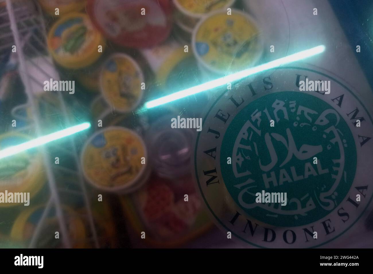 Sleman, Yogyakarta, Indonésie. 3 février 2024. Le label halal du Conseil indonésien des oulémas (MUI), qui indique qu'un produit est halal selon la loi islamique, est vu dans l'un des supermarchés. Le Ministère de la religion de la République d'Indonésie lance un appel aux entrepreneurs du secteur alimentaire et des boissons, tels que les micro, petites et moyennes entreprises et les vendeurs de rue, pour qu'ils soient certifiés halal avant le 17 octobre 2024. Ceci fait suite aux dispositions de la loi numéro 33 de 2014 concernant les garanties de produits halal, que les produits qui entrent, circulent et font l'objet d'un commerce sur le territoire indonésien doivent être certifiés halal. (Crédit Banque D'Images