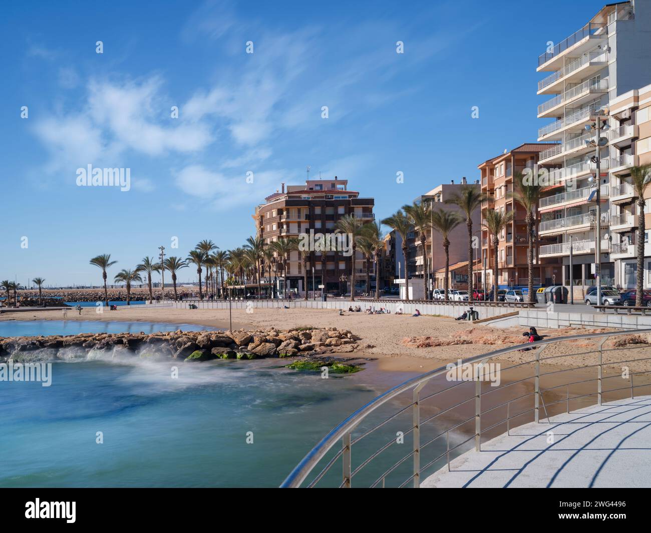 Torrevieja, Alicante, Espagne. Une belle journée à la mi-janvier sur le front de mer à Torrevieja où les gens profitent d'une douce brise au large de la mer Méditerranée. Banque D'Images