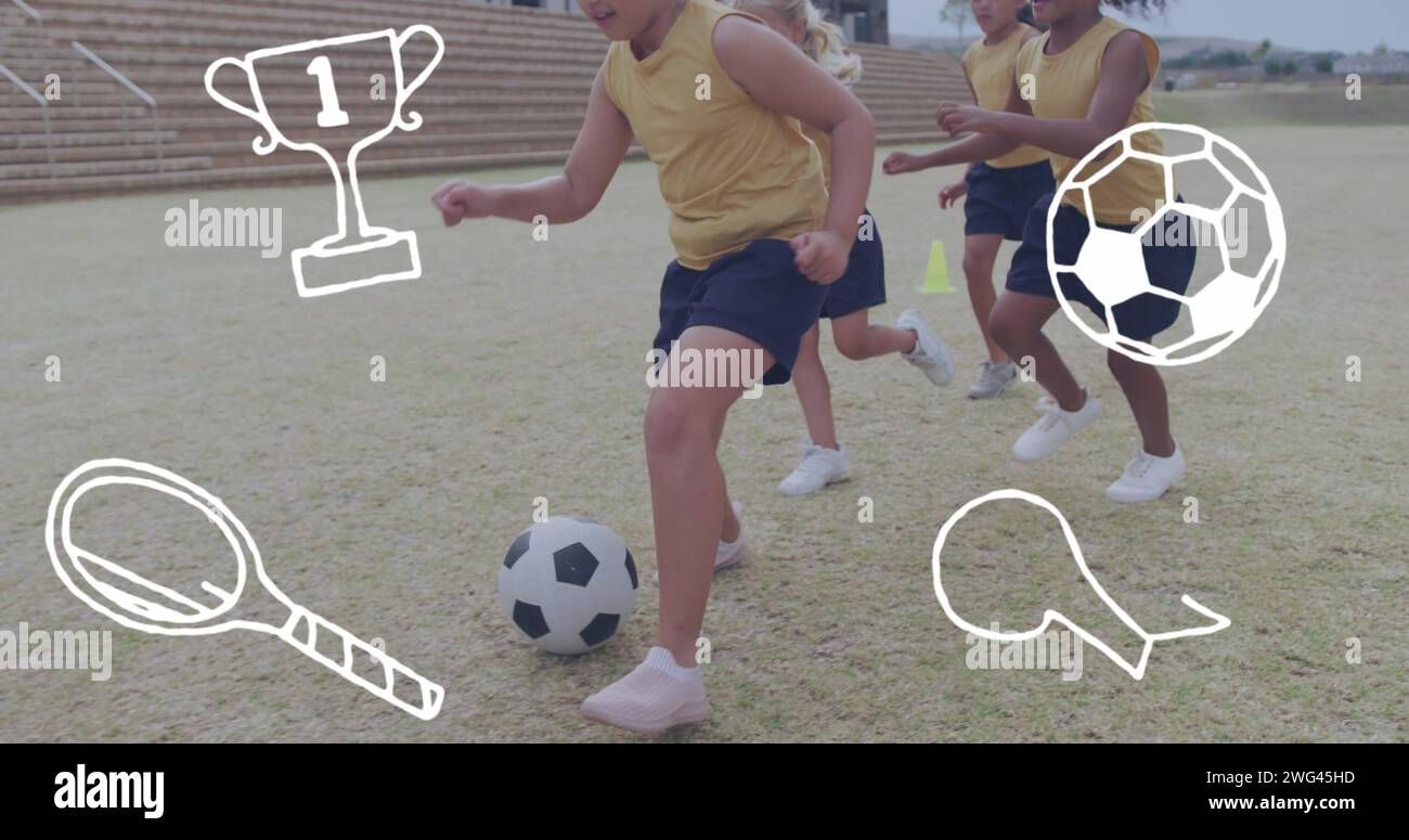 Image des icônes sportives sur les écolières diverses heureuses jouant au football sur le terrain de sport Banque D'Images