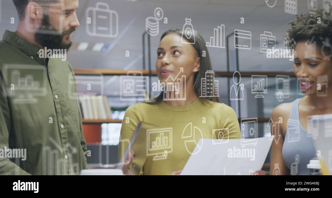 Image d'icônes sur divers hommes d'affaires travaillant au bureau Banque D'Images