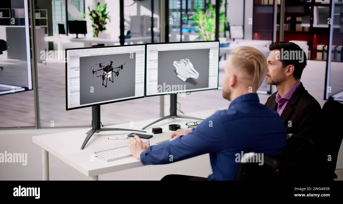 Hommes utilisant le logiciel de CAO 3D sur l'écran d'ordinateur Banque D'Images