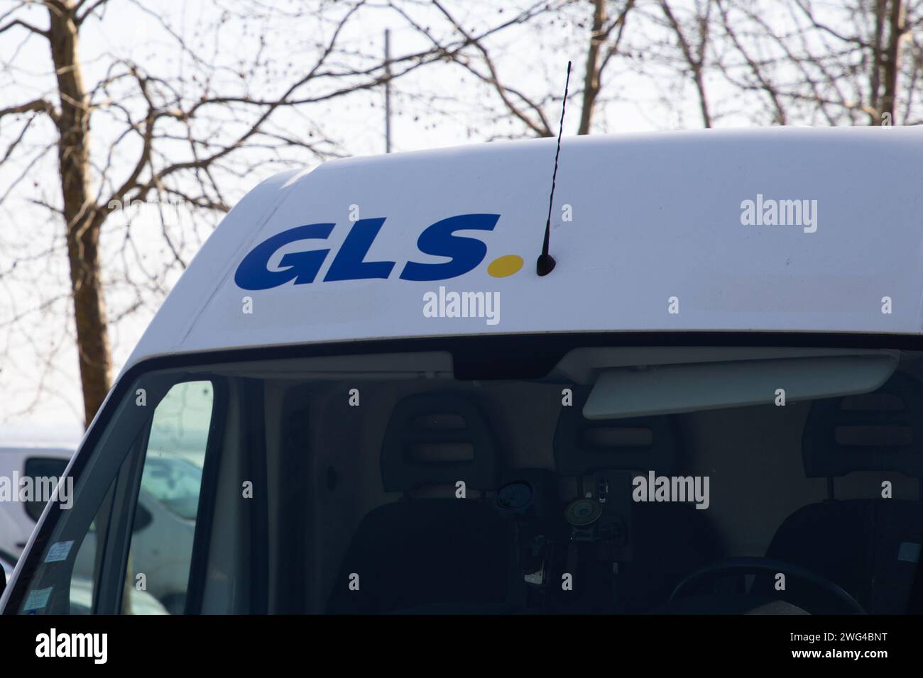 Livraison GLS van. General Logistics Systems B.V. a été fondée en 1999 et  est une filiale de la poste britannique Royal Mail Photo Stock - Alamy