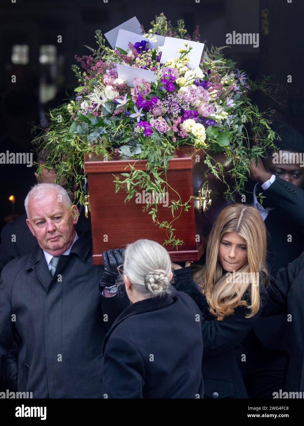 Pic Shows : Derek Draper Funeral 2.2.24 épouse Kate Garraway et la fille de Derek Darcey sont arrivés dans le cercueil après le service pic gavin rodgers/pixel8 Banque D'Images