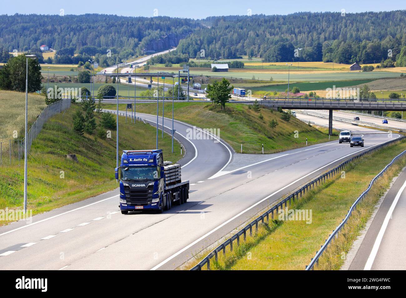 Salo, Finlande. 19 juillet 2019. Blue Next Generation Scania R580 Truck de E. Autio Oy transporte des dalles de béton sur remorque à plateau le long de l'autoroute E18. Banque D'Images